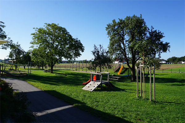 Zwergenrutschturm und Wippbalken im Spielplatz St. Radegund